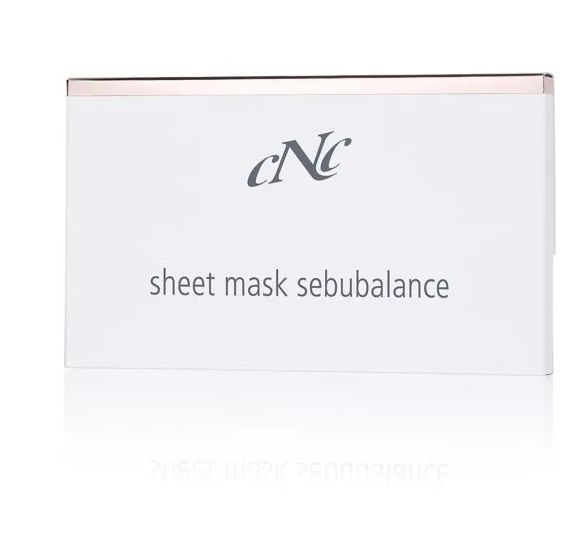 Weiße Verpackung mit Logo "cNc" und Schriftzug "sheet mask sebubalance".