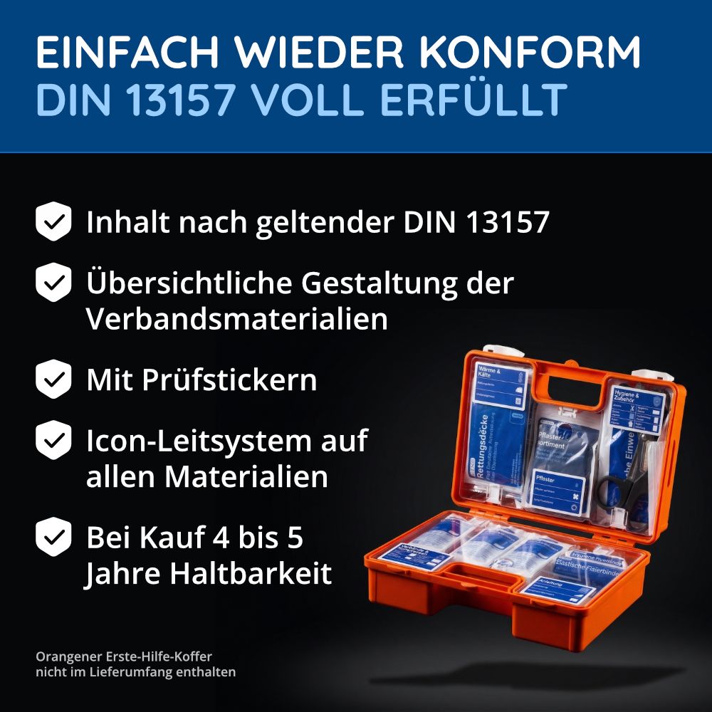Offener, orangefarbener Erste-Hilfe-Koffer mit Nachfüllmaterialien. Text: Inhalt nach DIN 13157, übersichtliche Gestaltung, Prüfsticker, Icon-Leitsystem.