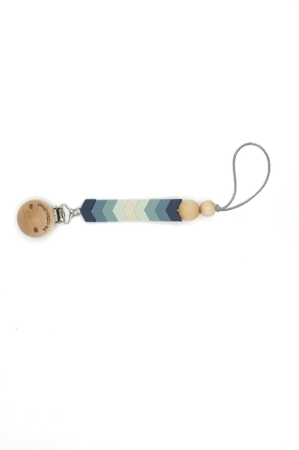 Schnullerkette mit Holzclip und blauen Chevron-Design. Mit Holzperlen und grauer Schlaufe.