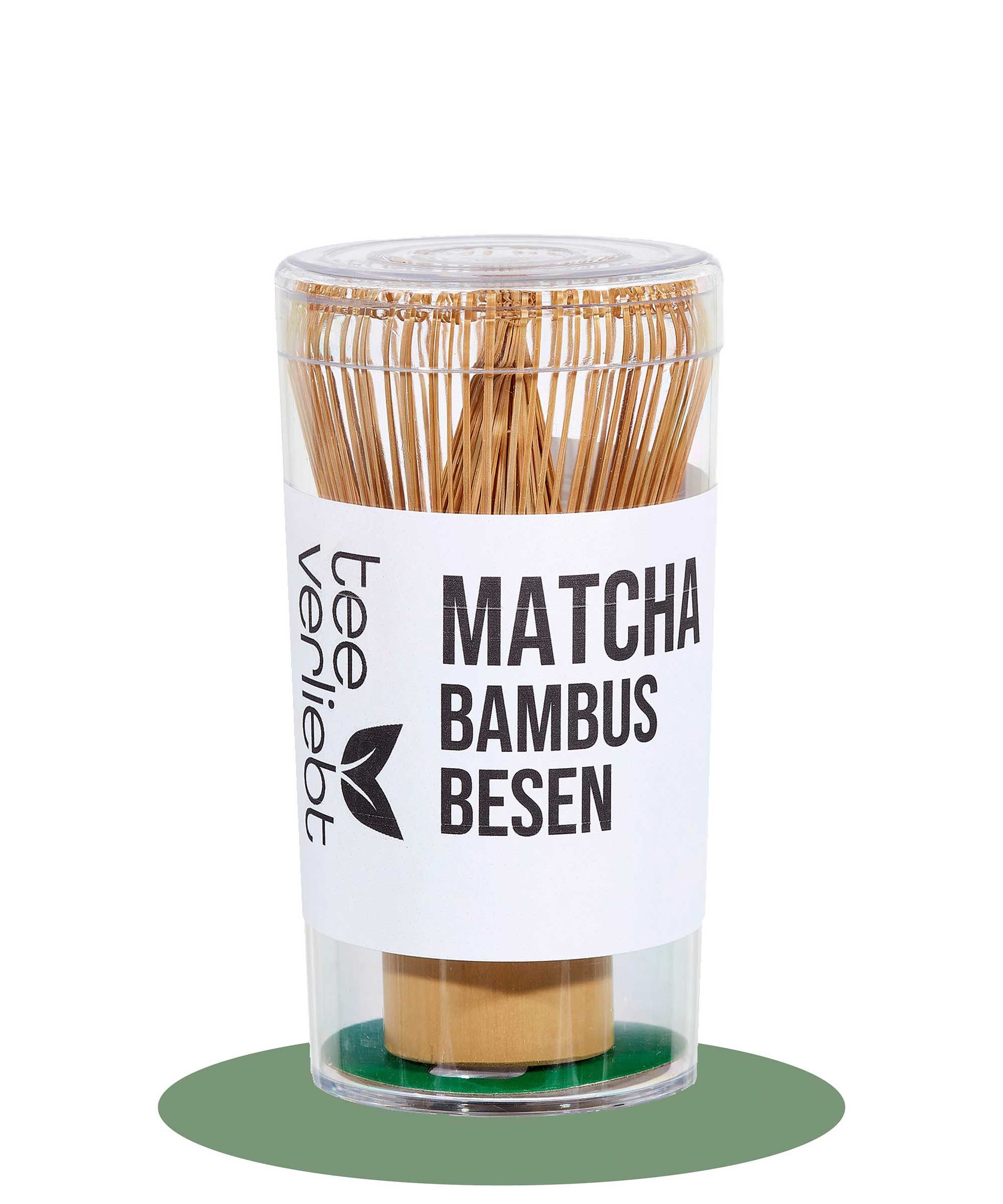 Matcha Bambusbesen in transparenter Verpackung. Aufschrift: "tee verliebt".
