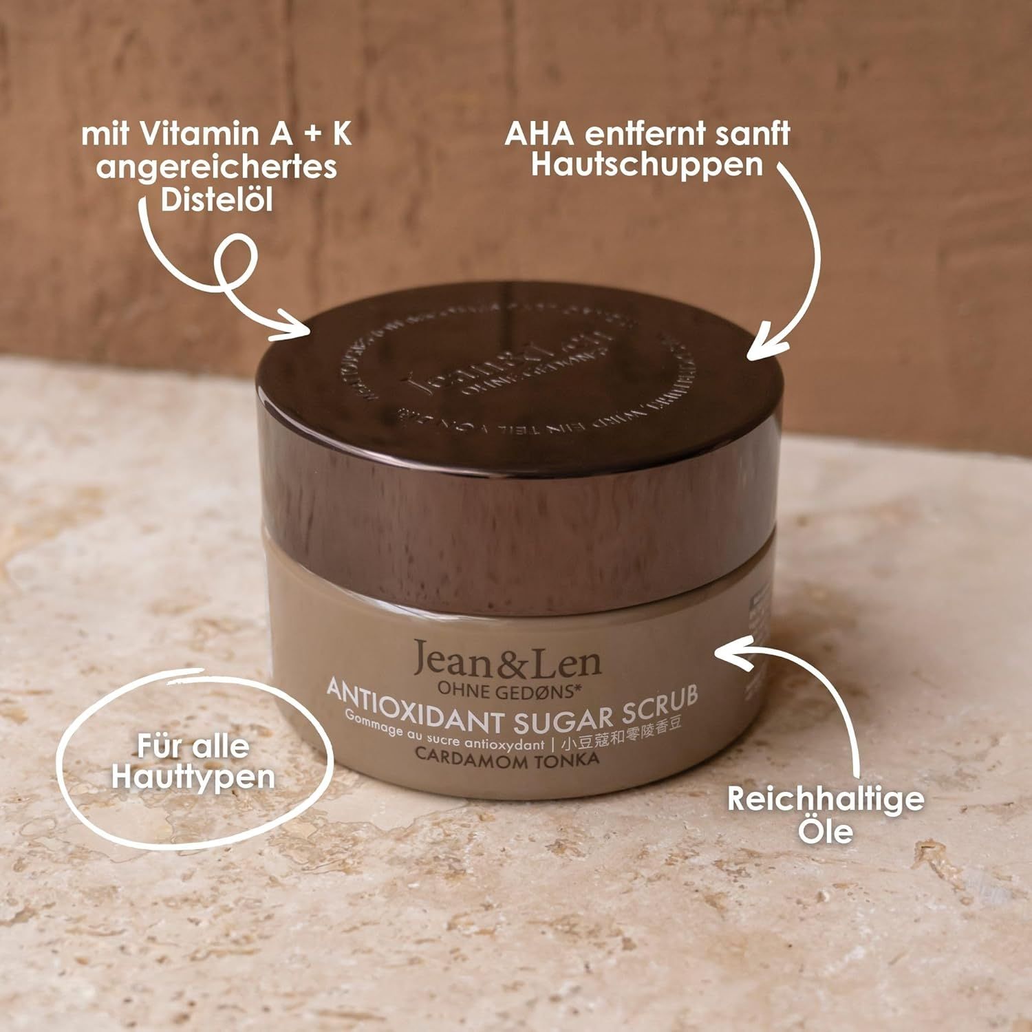Tiegel mit Deckel. Aufschrift: Jean & Len, Antioxidant Sugar Scrub. Inhaltsstoffe: Distelöl, AHA, reichhaltige Öle. Für alle Hauttypen.