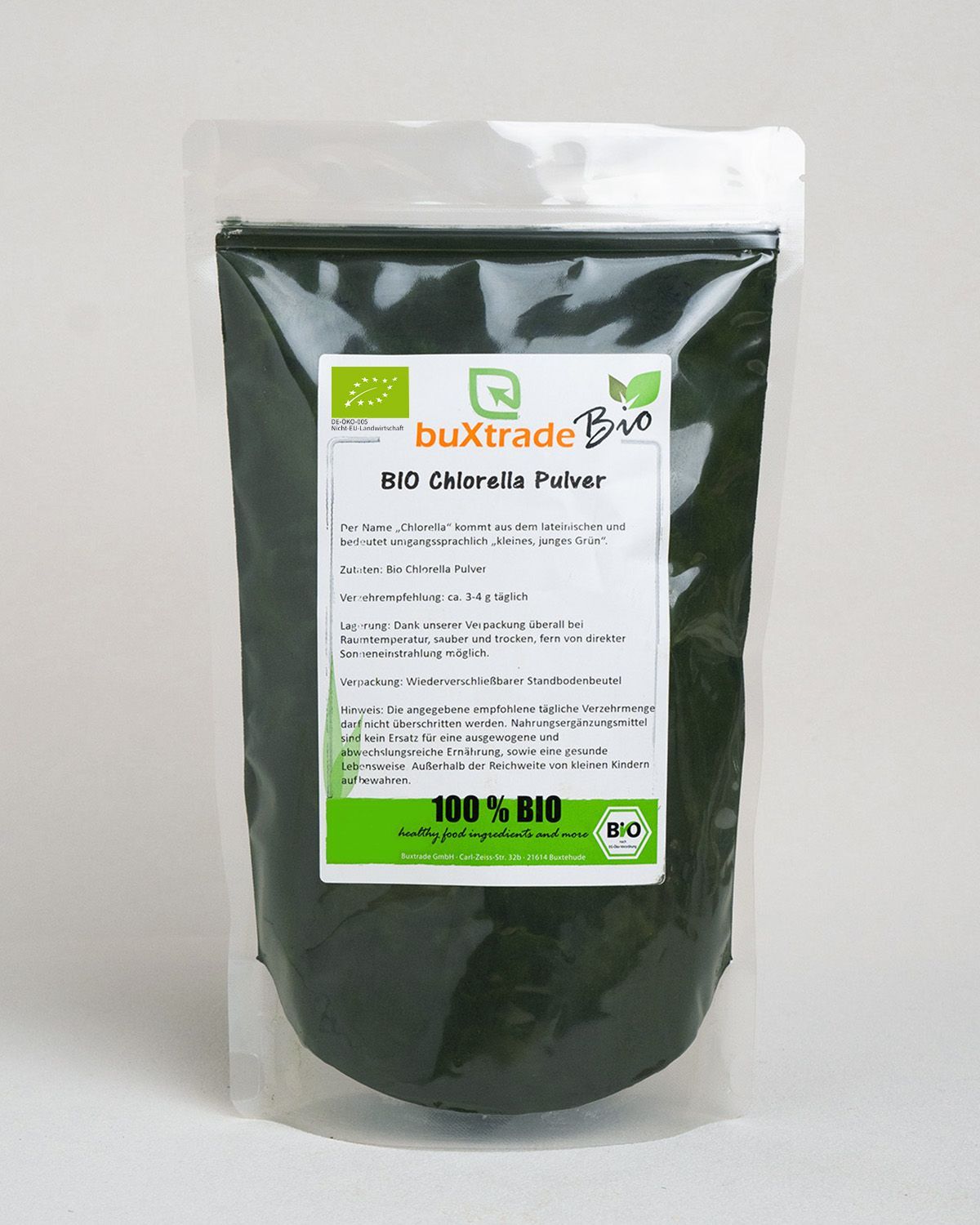 Buxtrade Bio Chlorella Pulver in einem Standbodenbeutel mit Bio-Siegel.