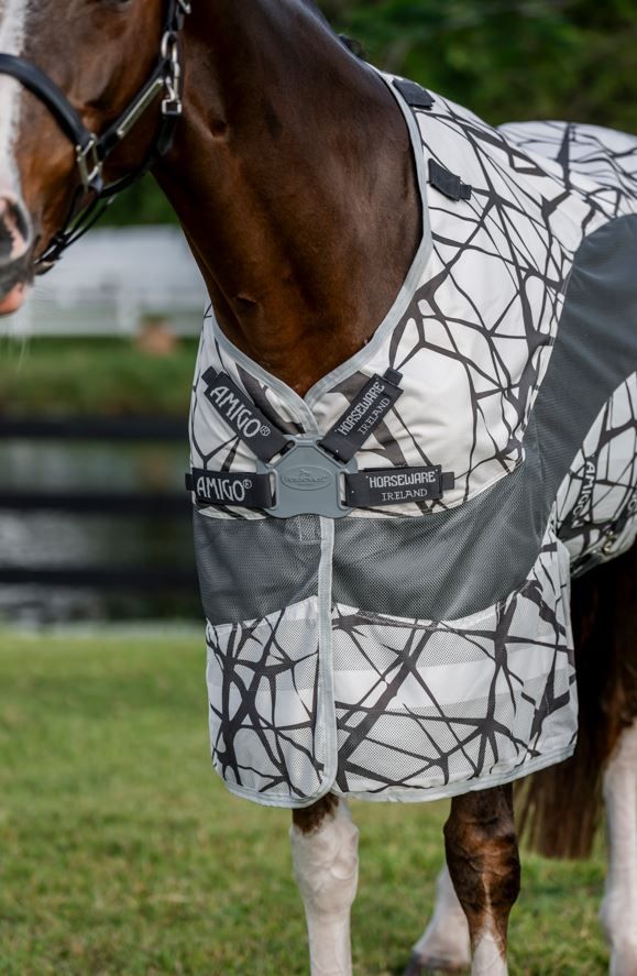 Nahaufnahme der Pferdedecke. Graue und schwarze Linien auf weißem Grund. Markenname 'AMIGO' und 'HORSEWARE IRELAND'.