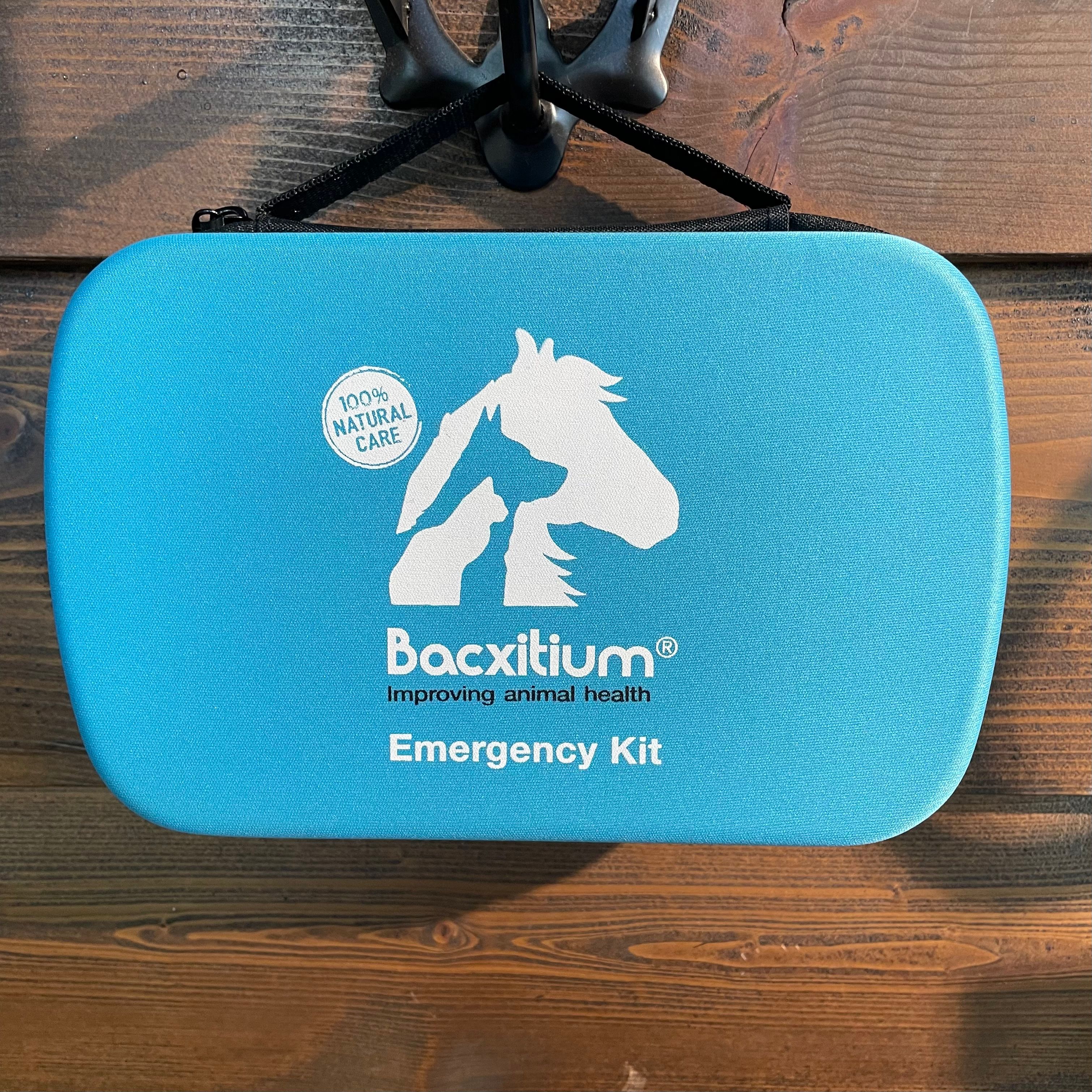 Blaue Notfalltasche für Pferde. Logo mit Pferd, Hund und Katze. Schriftzug: Bacxitium®, Emergency Kit, 100% Natural Care.