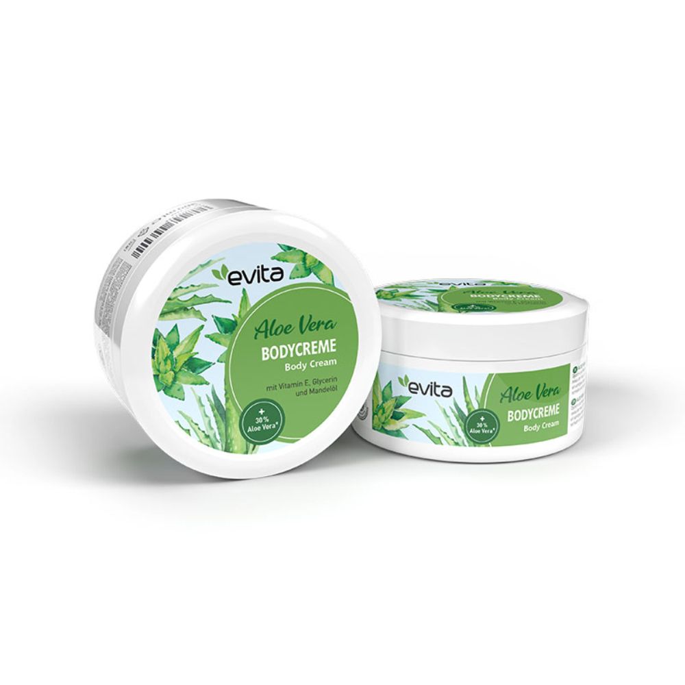 Zwei weiße Tiegel mit grünem Etikett. Aufschrift: evita Aloe Vera Bodycreme. Aloe Vera-Blätter und Logo. Deckel mit Barcode.