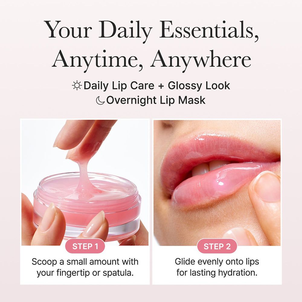 Eine Hand schöpft eine kleine Menge einer rosa Lippenmaske aus einem durchsichtigen Tiegel. Eine andere Hand trägt die Maske auf die Lippen auf.