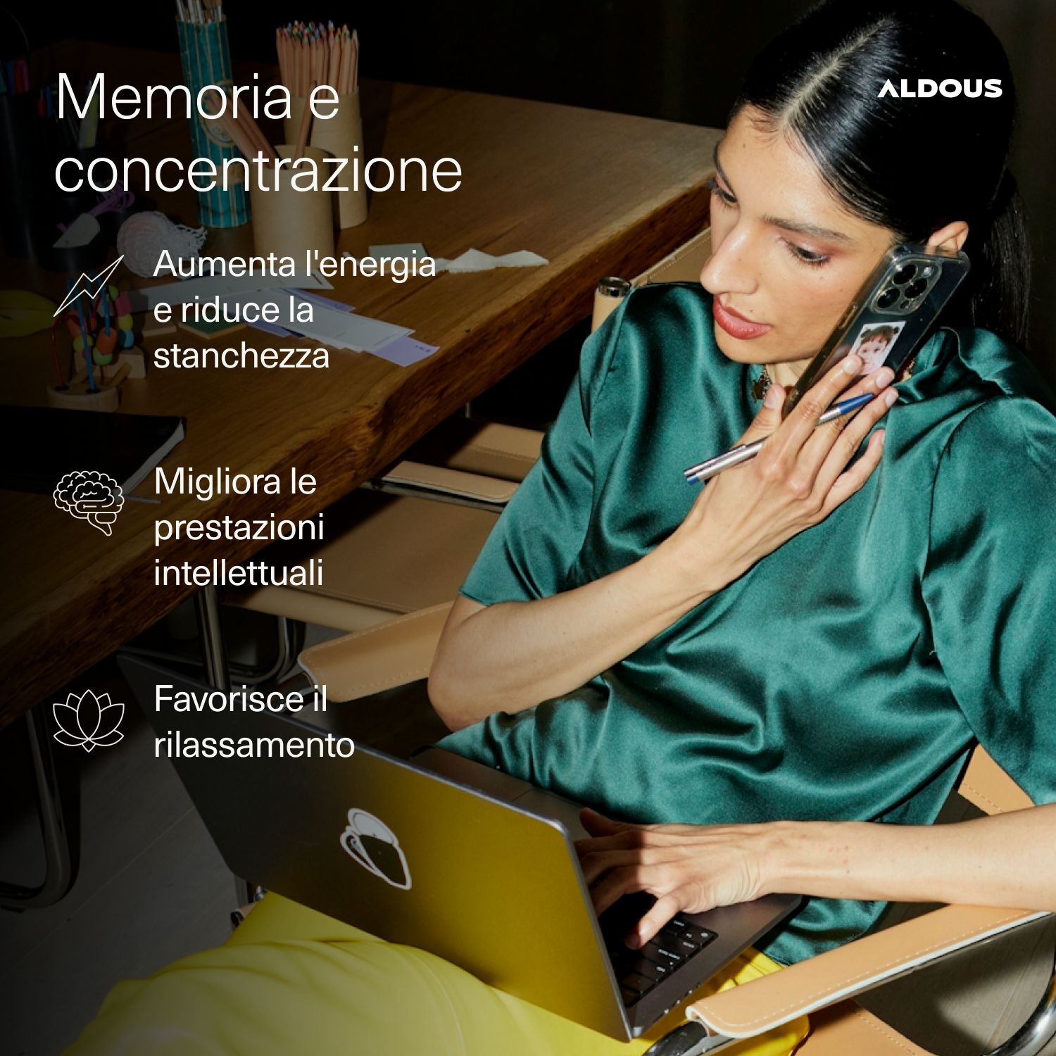 Frau am Laptop telefoniert. Text: Memoria e concentrazione. Vorteile: Energie, weniger Müdigkeit, bessere Leistung, Entspannung.