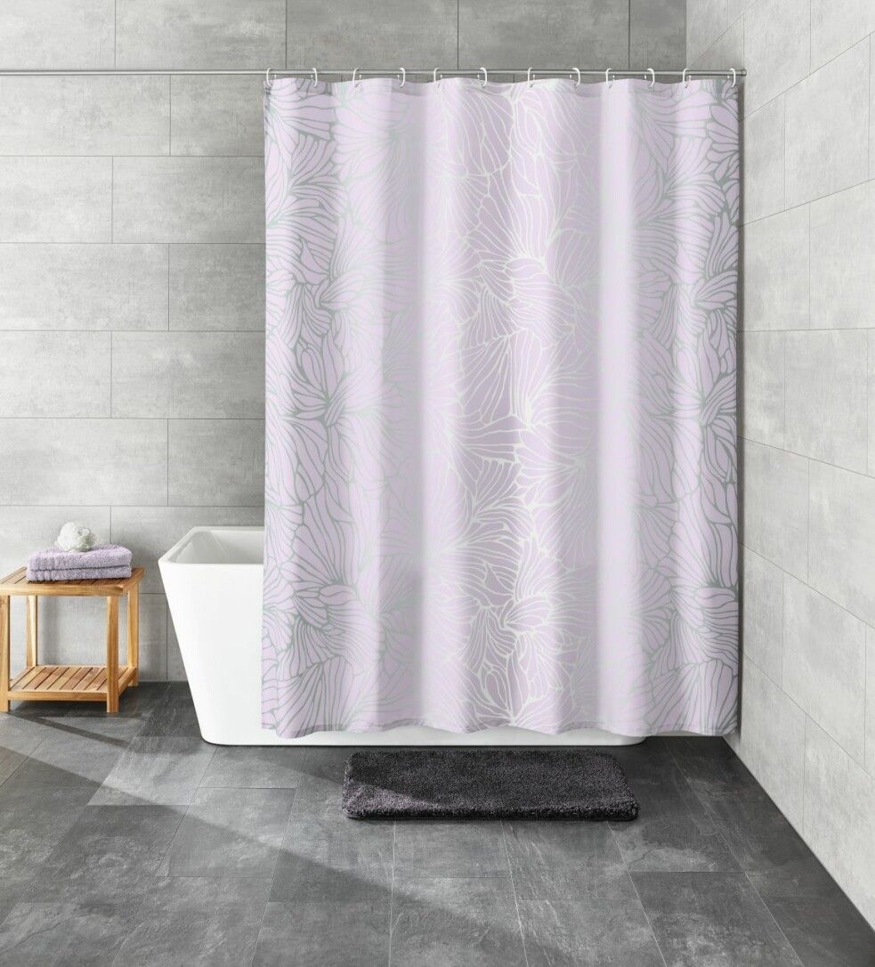 Duschvorhang mit floralem Muster, lavendelfarben. Badezimmer-Szene mit Badewanne und Badematte.