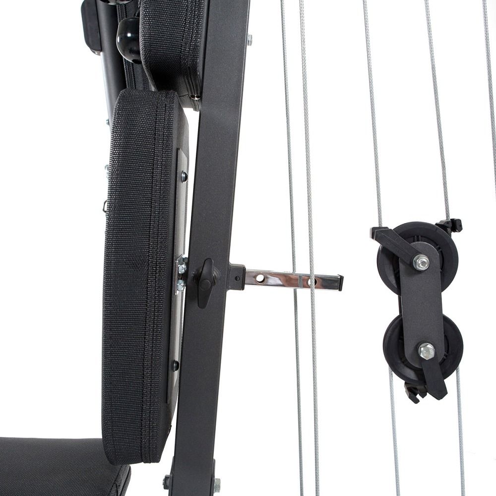 Schwarzes Polster, Metallstange, Seilzug und Umlenkrollen. Teil einer Kraftstation.