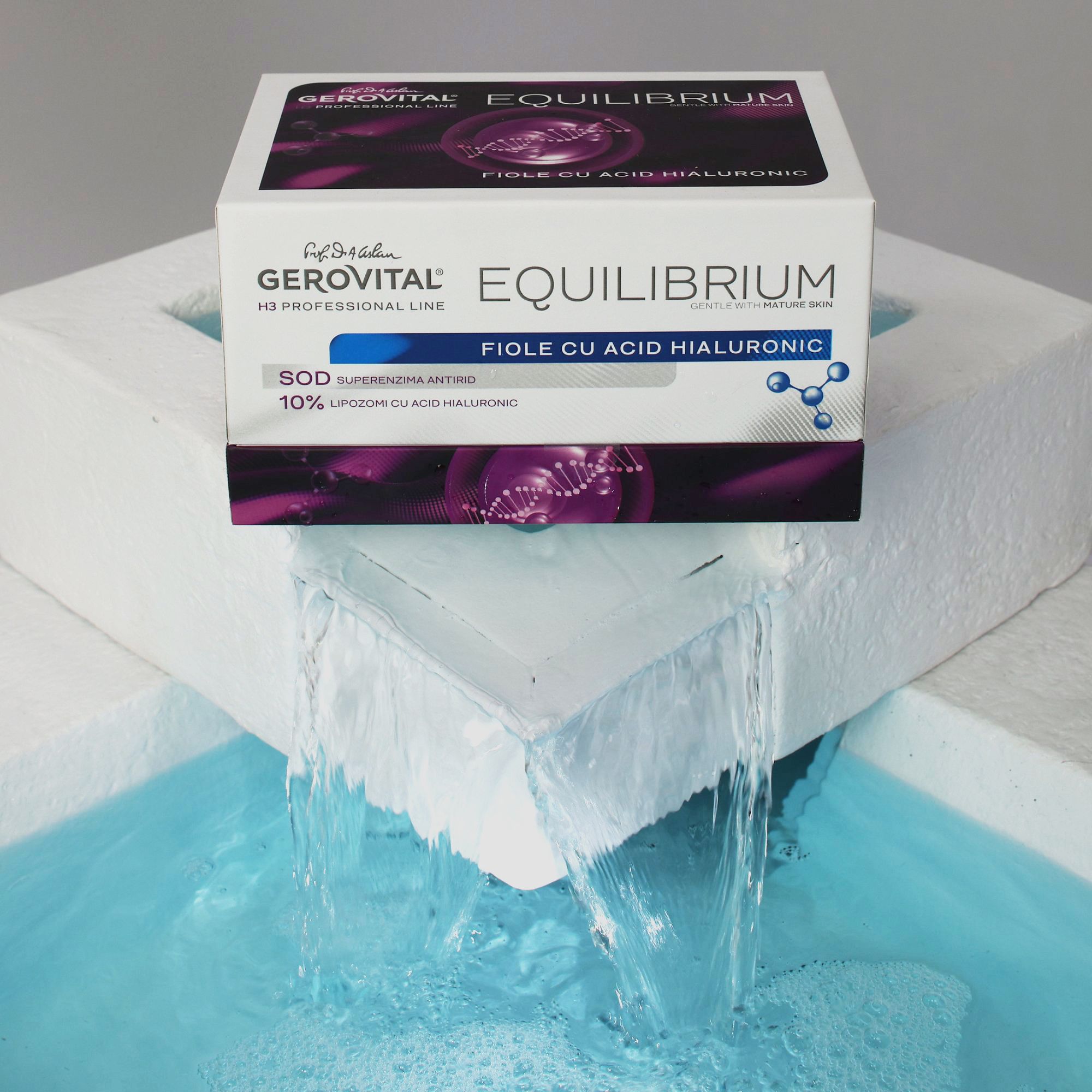 Produktverpackung auf einer weißen Struktur mit Wasser. Aufschrift: Gerovital Equilibrium, Fiola Cu Acid Hialuronic, 10% Liposomi.