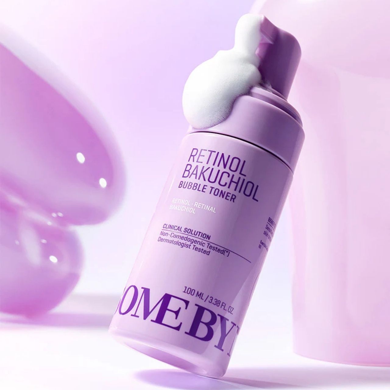 Lila Flasche mit SOME BY MI Retinol Bakuchiol Bubble Toner, Schaum tritt aus.
