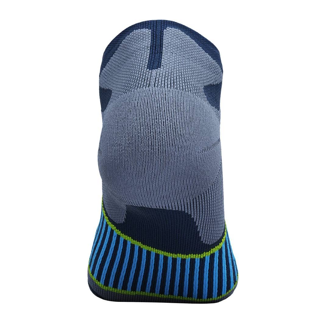 Rückansicht der Laufsocke. Grau-blaues Design. Blaue und hellblaue Streifen am oberen Rand.