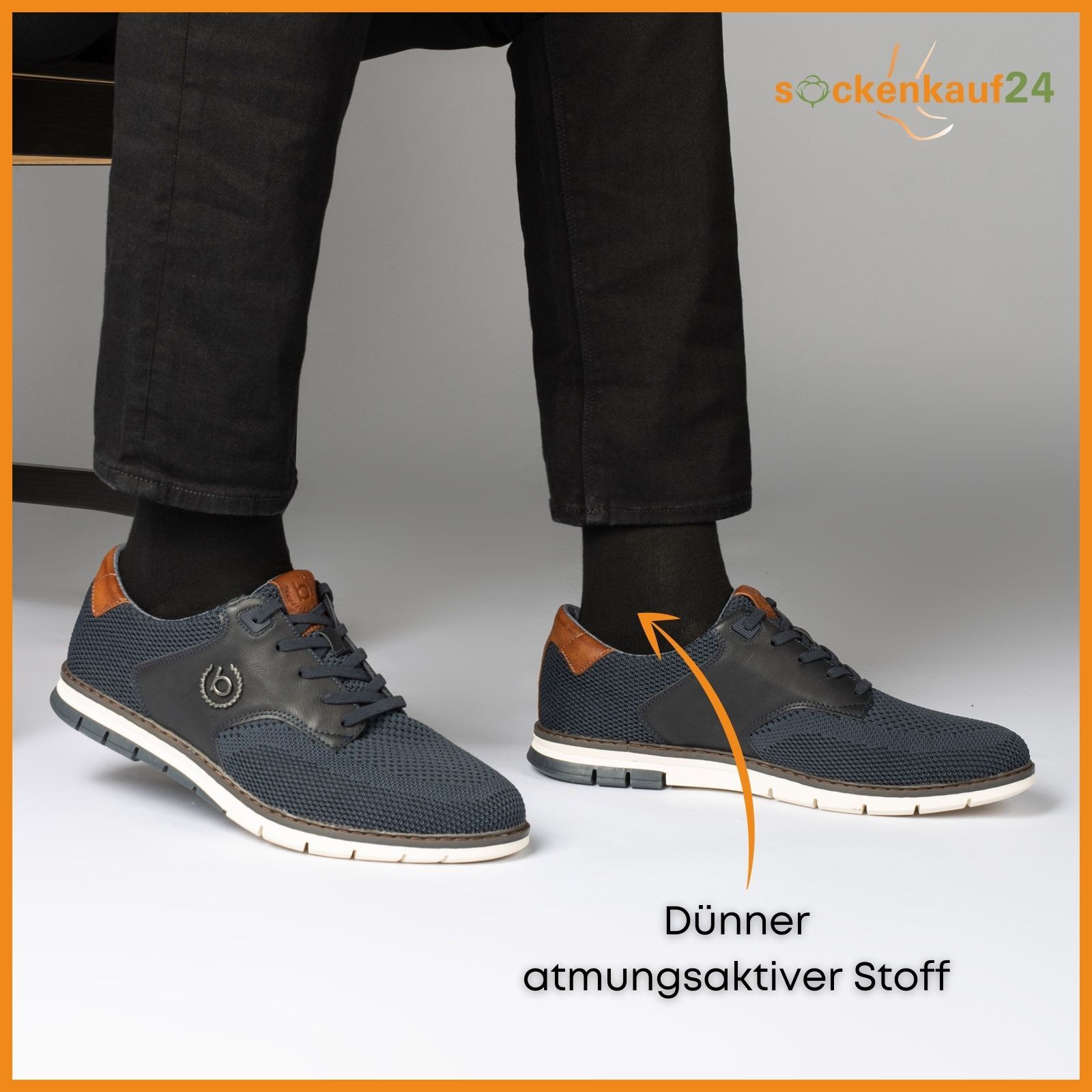 Person trägt schwarze Socken und blaue Schuhe. Text: "Dünner atmungsaktiver Stoff".