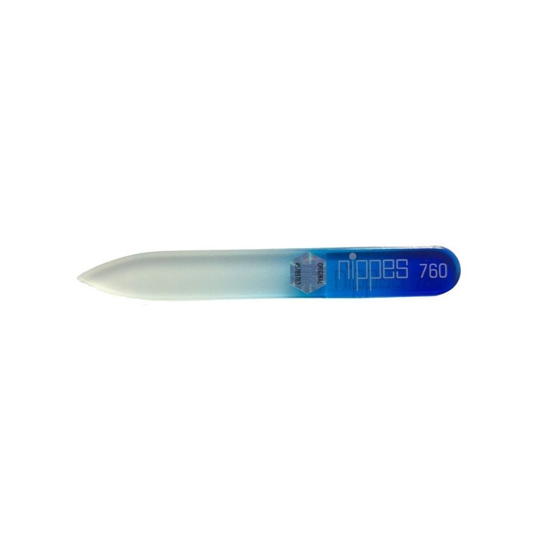 Glasnagelfeile, blau-weiß. Abgerundete Form, spitz zulaufend. Aufschrift "nippes 760".