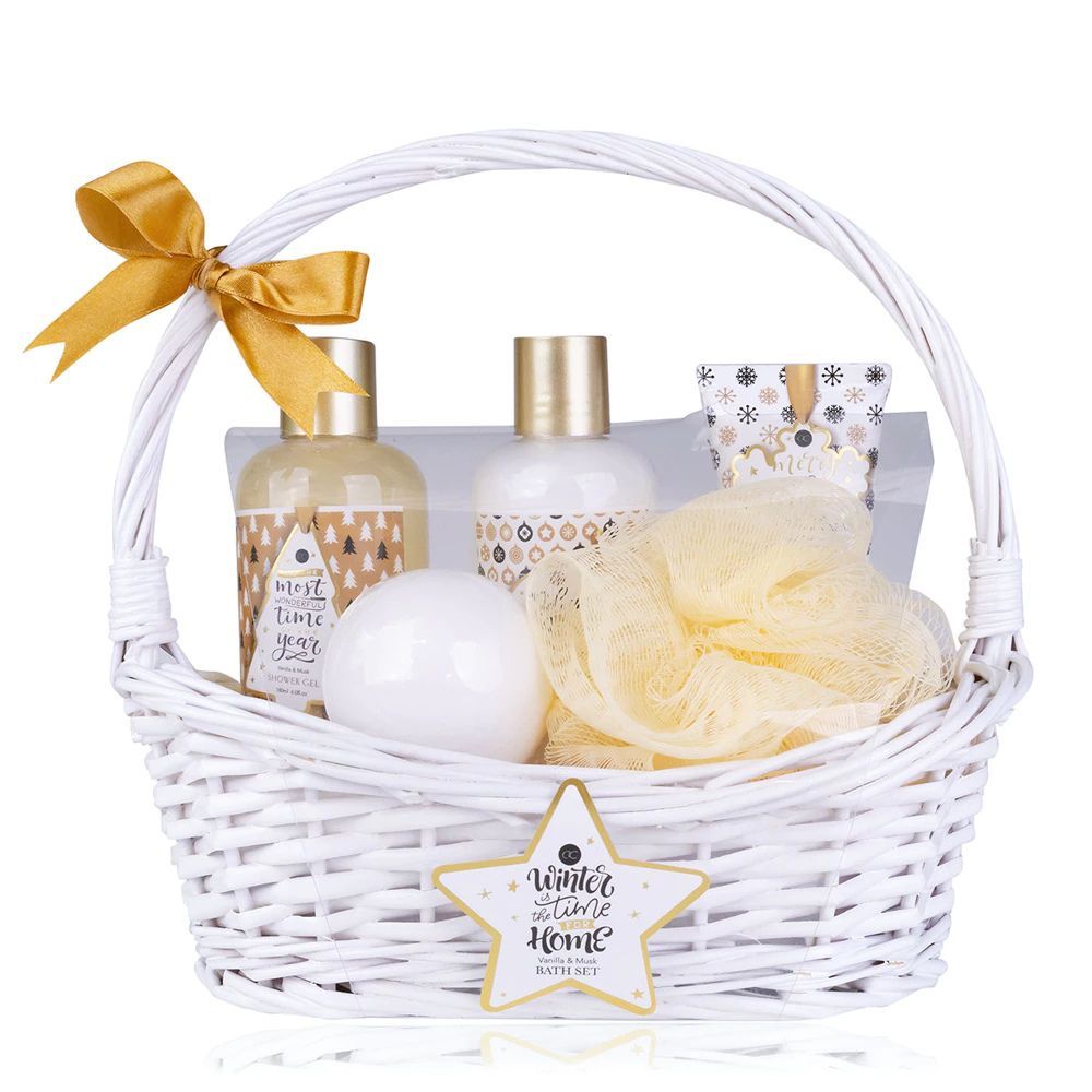 Weißer Korb mit Bade-Set. Enthält Flaschen, Badeschaum, Badekugel und Schwamm. Mit goldener Schleife und Stern-Anhänger.