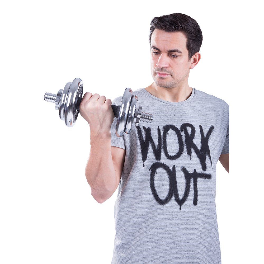 Mann hebt Kurzhantel. Hantel aus Metall. Mann trägt graues T-Shirt mit Aufdruck WORK OUT.