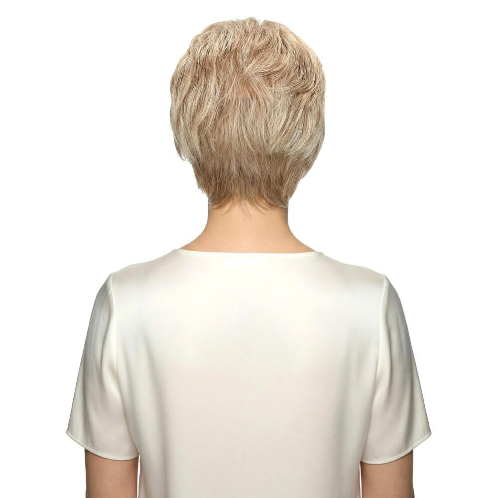 Kurzhaarperücke in Blondtönen. Rückansicht einer Frau mit der Perücke. Sie trägt ein weißes Oberteil.