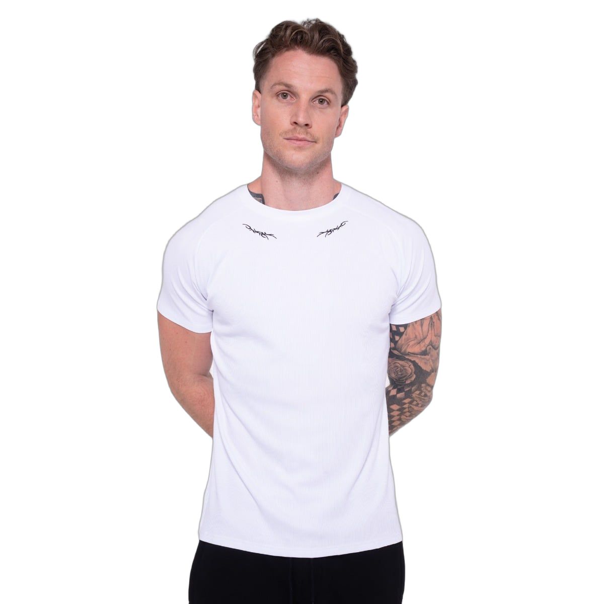 GymBeam T-Shirt Herren slim gerippt mit Tribal-Stickerei in Weiß 1 St
