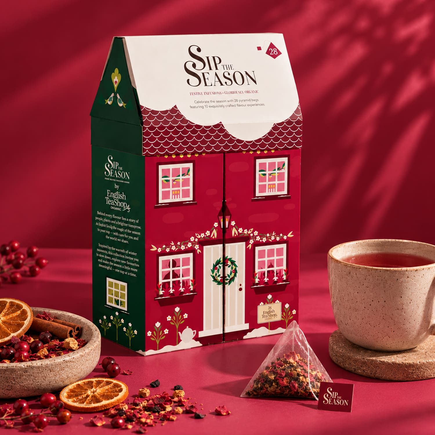 Tee-Adventskalender in Hausform mit Tasse und Teebeutel.