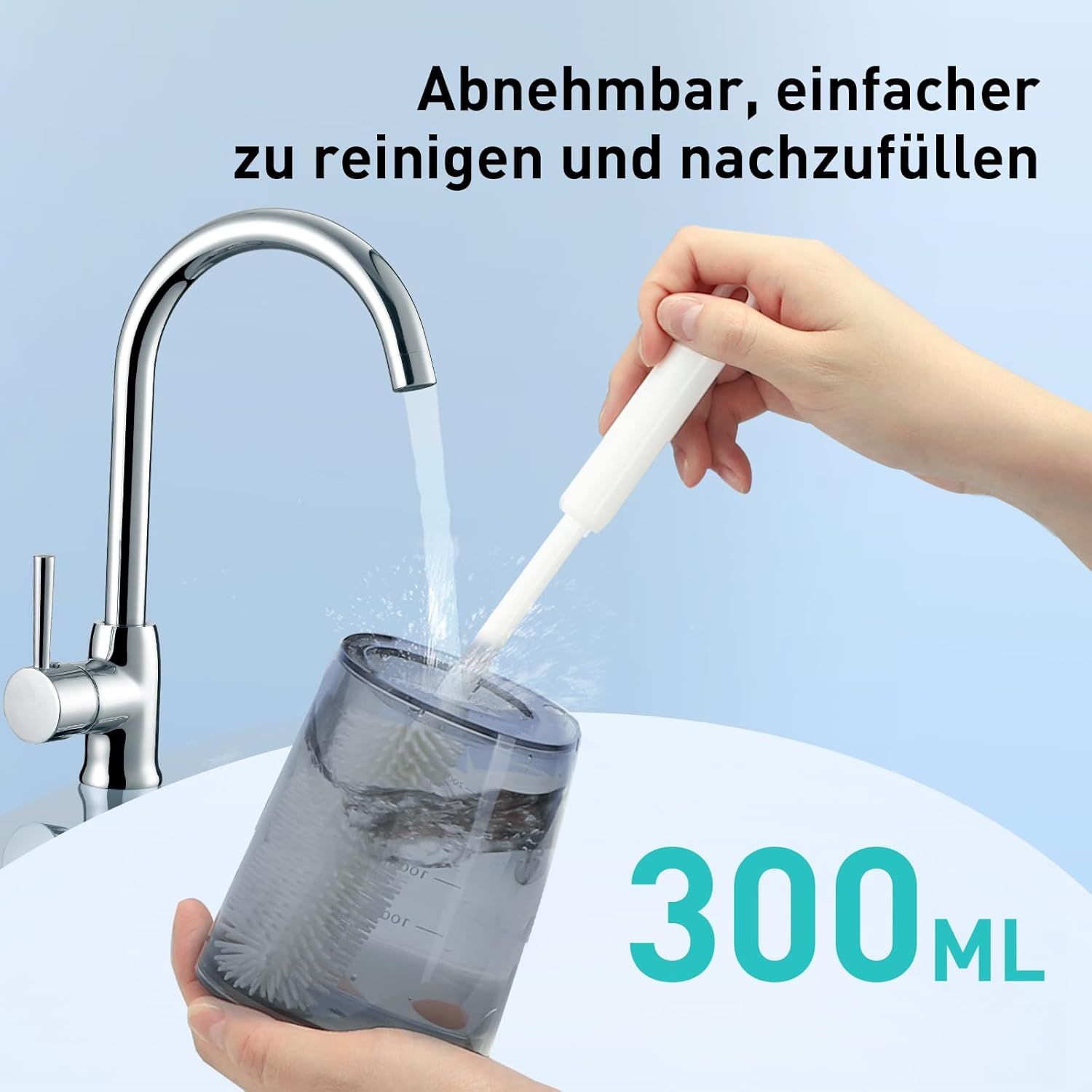 Zahnreiniger-Behälter wird gereinigt. Grauer Behälter mit Bürste. Wasserhahn im Hintergrund. 300 ml.