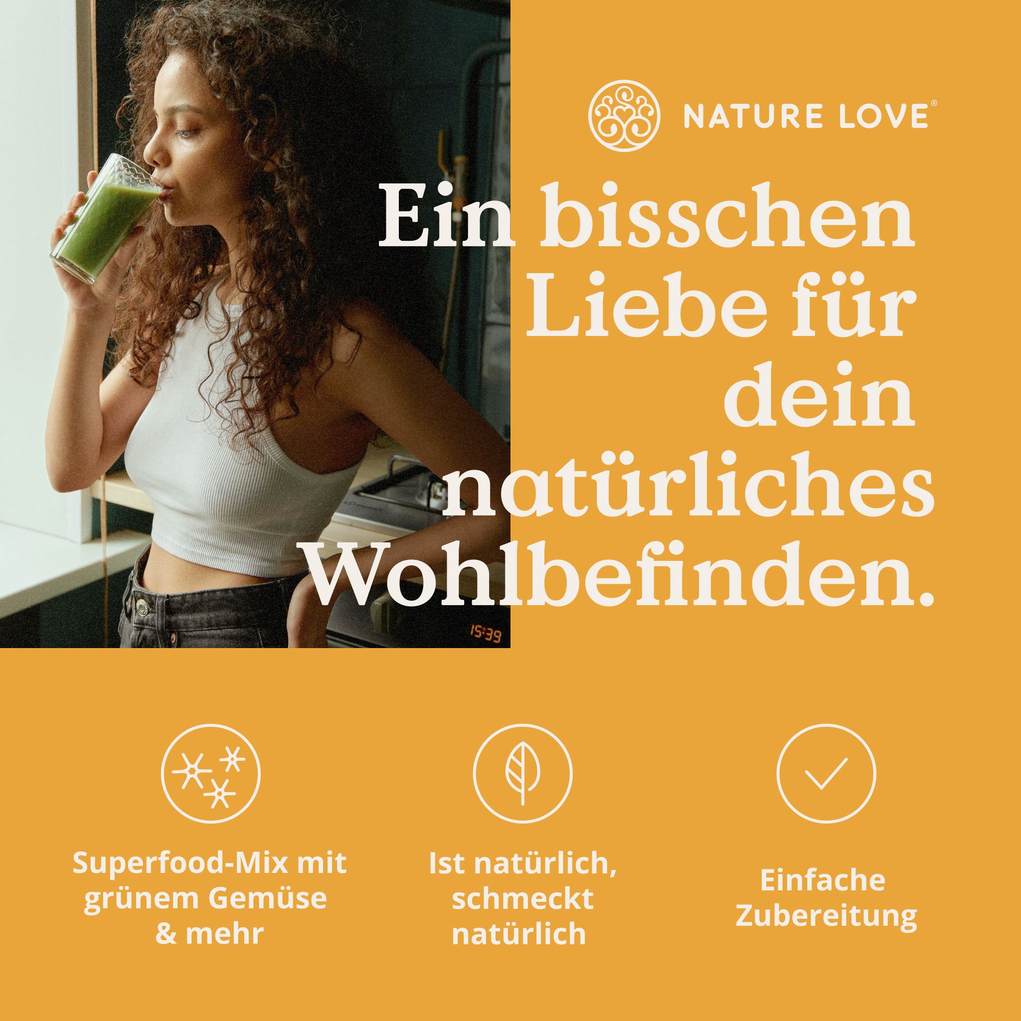 Frau trinkt grünen Smoothie aus Glas. Text: "Ein bisschen Liebe für dein natürliches Wohlbefinden." Icons: Superfood-Mix, natürlich, einfache Zubereitung.