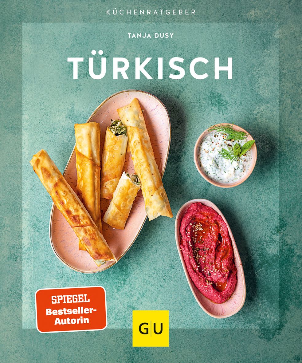 Buchcover mit dem Titel Türkisch. Gebratene Teigröllchen, Dips und Kräuter auf rosa Tellern. Spiegel Bestseller-Autorin.