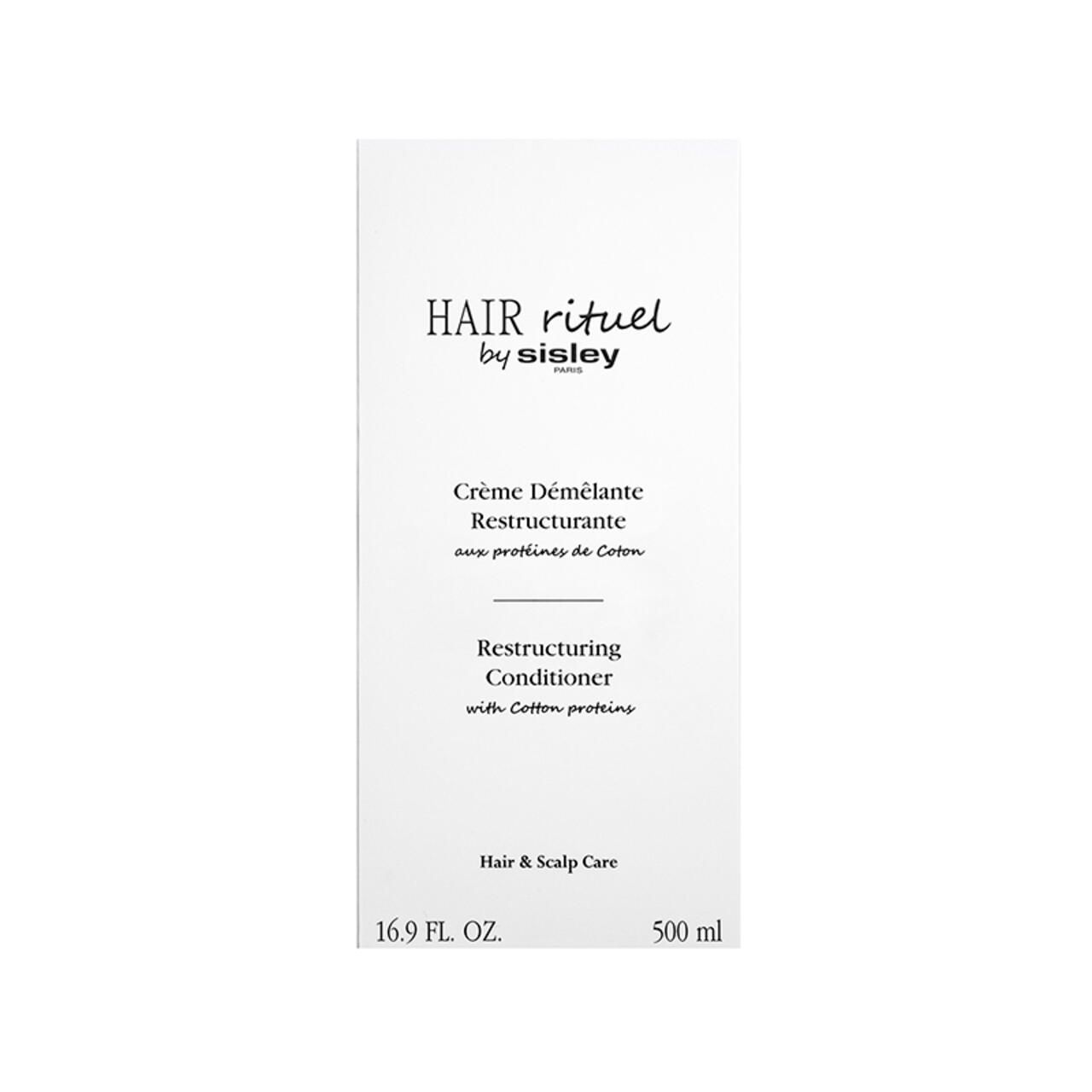 Hohe, weiße Verpackung. Produktname und Text auf der Vorderseite. Hair & Scalp Care. 16.9 FL. OZ. 500 ml.