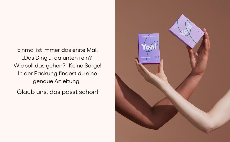 Zwei Hände halten Yoni-Verpackungen. Text: Anleitung in der Verpackung. Rosa und brauner Hintergrund.