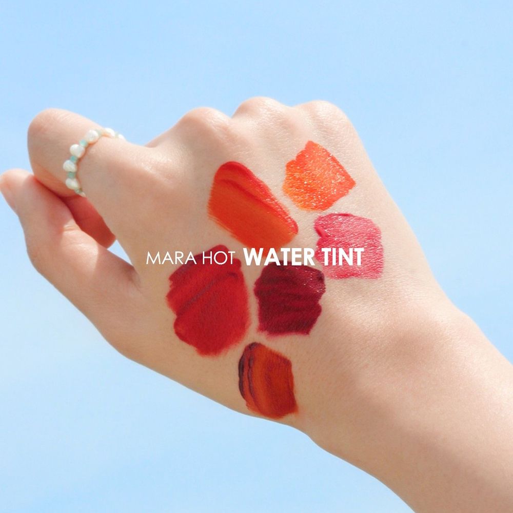 Hand mit Farbmustern. MARA HOT WATER TINT-Logo. Verschiedene Rottöne.