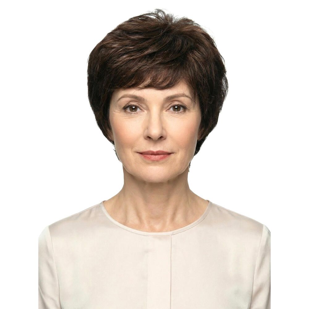 Kurzhaarperücke in Braun, auf einer Frau getragen. Frontansicht, die das Haar und die Gesichtszüge zeigt.