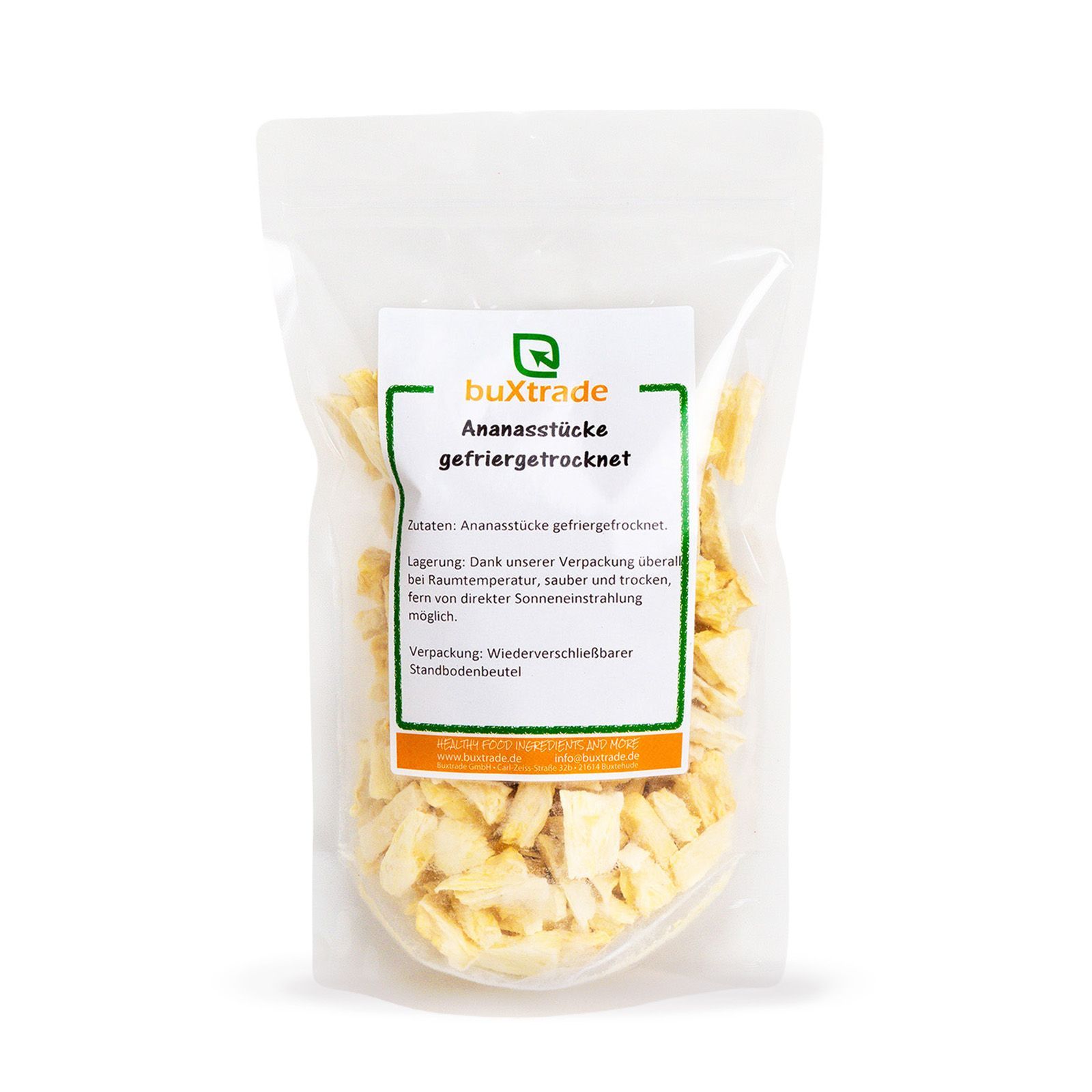Transparente Verpackung mit Ananasstücken. Etikett mit Produktinformationen: buXtrade Ananasstücke gefriergetrocknet.