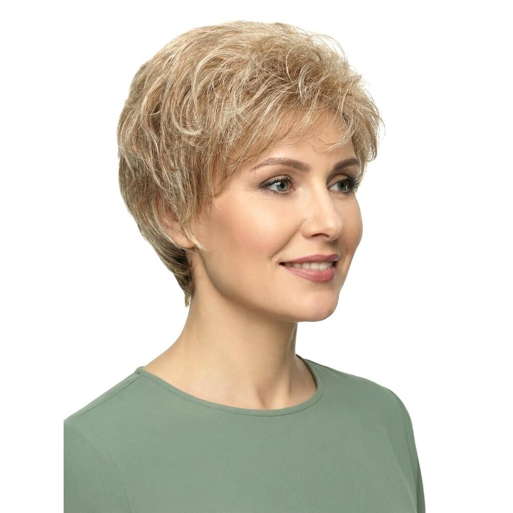 Kurzhaarperücke in Blondtönen, getragen von einer Frau. Natürlicher Look, leicht gewellt. Nahaufnahme, vor weißem Hintergrund.
