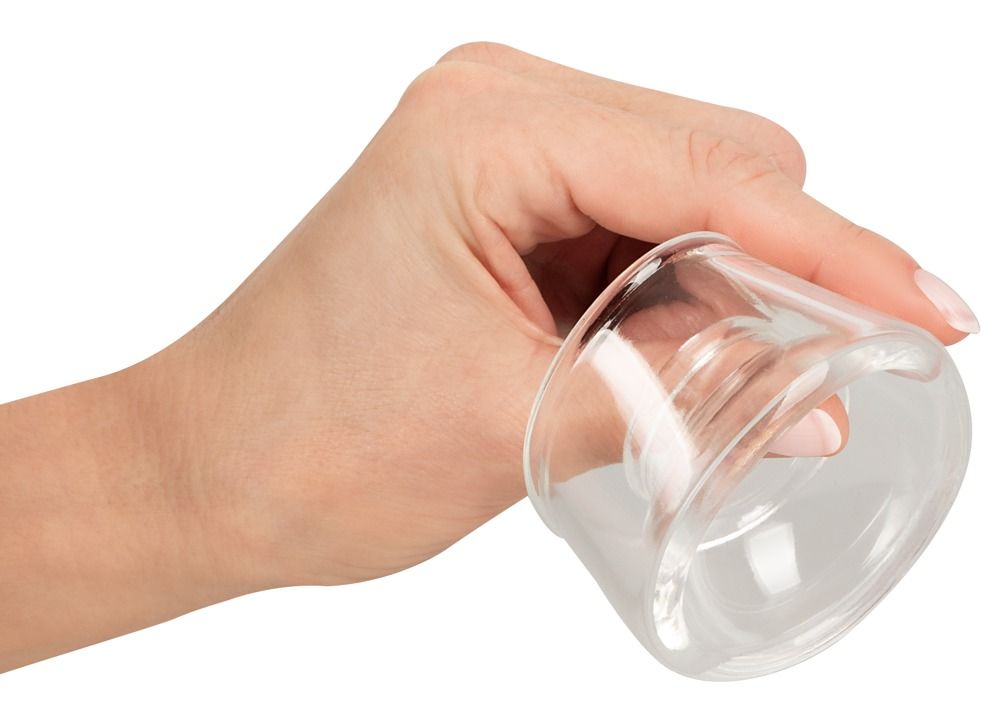 Hand hält transparente Ersatzmanschette. Zylindrische Form mit abgerundeten Kanten. Innenliegende, kleinere Öffnung. Aus transparentem Material.