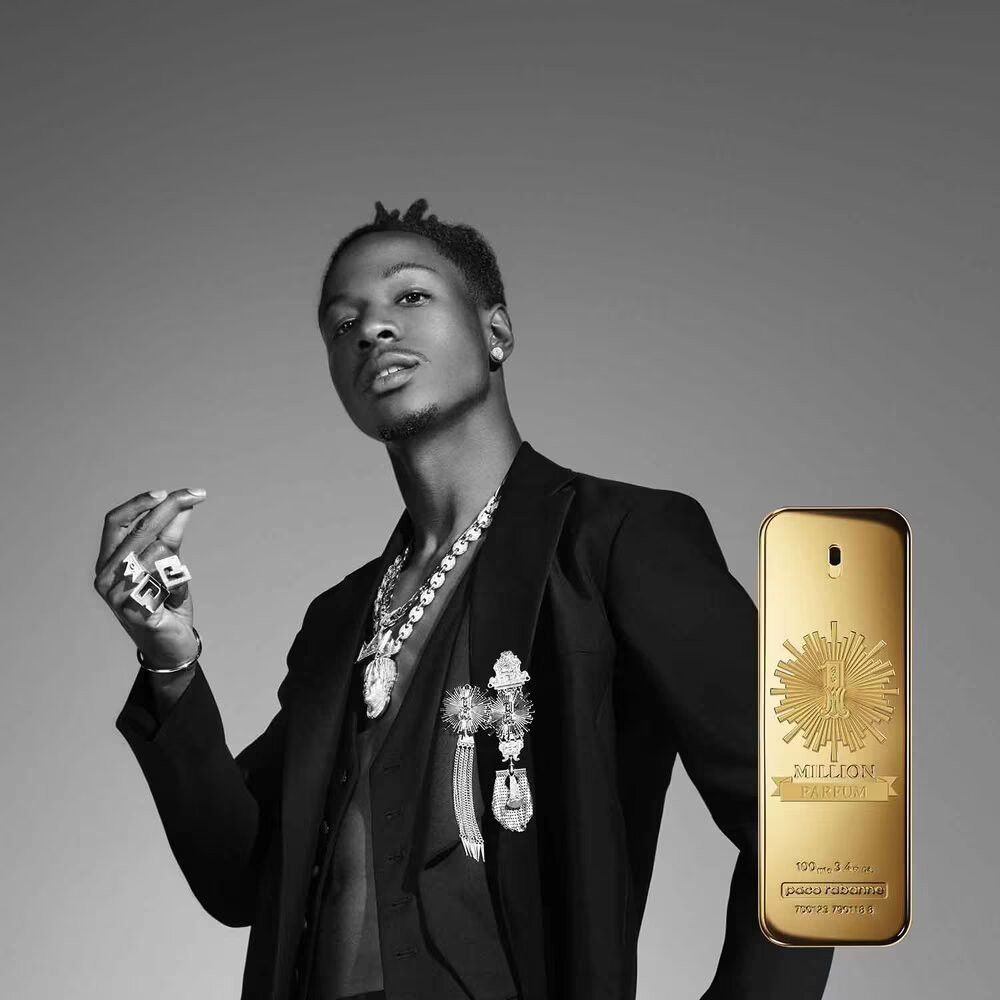 Mann mit Schmuck und goldfarbenem Flakon. Aufschrift: 1 Million Parfum, Paco Rabanne.