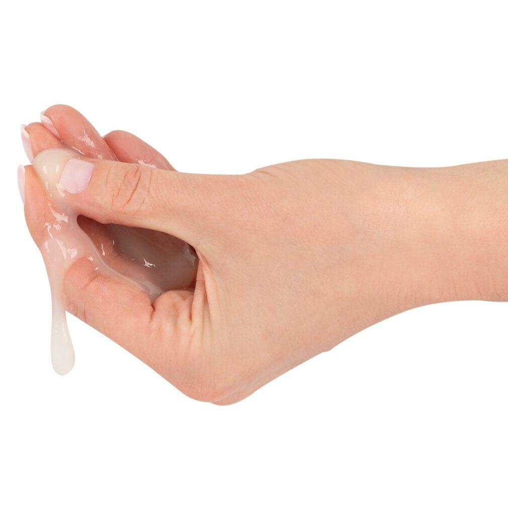 Hand mit einer Menge einer klaren, gelartigen Substanz. Finger mit Nagellack.