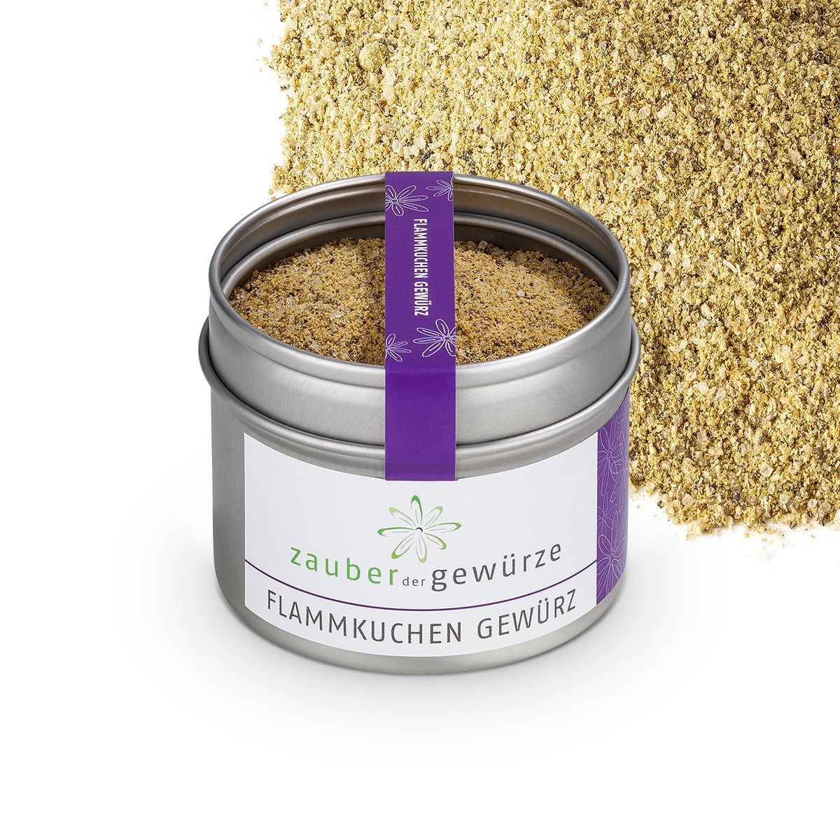 Dose Zauber der Gewürze Flammkuchen Gewürz. Violettes Band. Gewürzmischung daneben. Offene Dose mit Gewürzmischung.