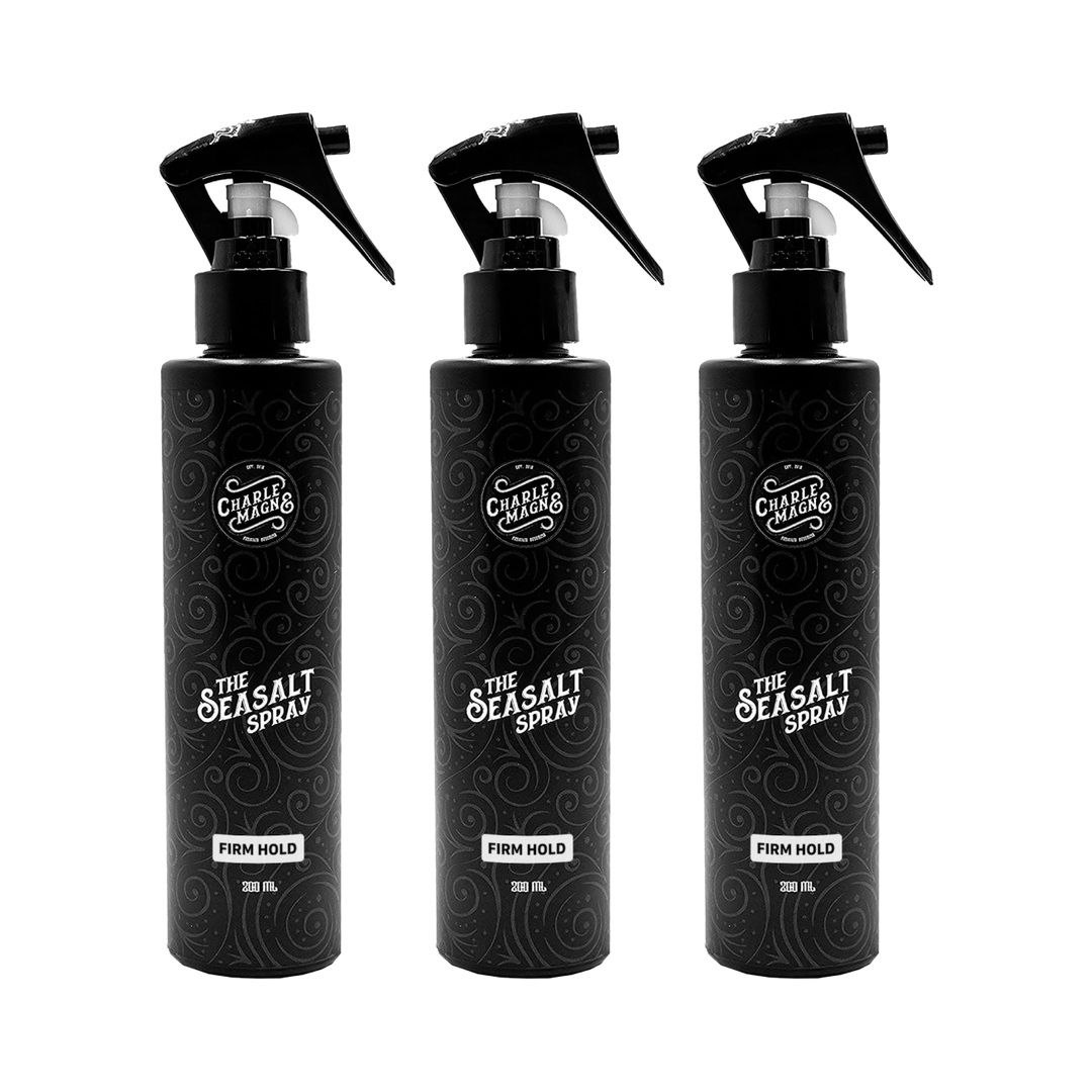Drei schwarze Sprühflaschen "The Seasalt Spray" mit schwarzem Pumpsprühkopf. "Firm Hold" und "200 ml" sind auf den Flaschen aufgedruckt.