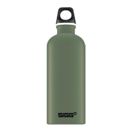 Grüne Trinkflasche mit schwarzem Deckel und Griff. Der Markenname SIGG ist unten aufgedruckt.