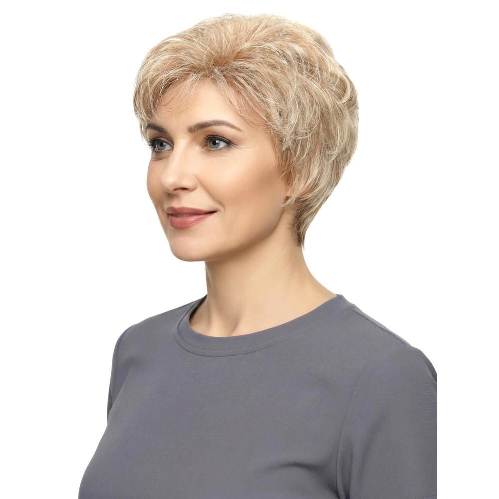 Blonde Kurzhaarperücke. Frau im Profil, trägt graues T-Shirt. Blick nach rechts.