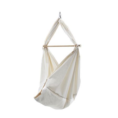 Beige Babyhängematte, an einem Holzstab aufgehängt. Stoff aus Baumwolle, mit Metallhaken befestigt.