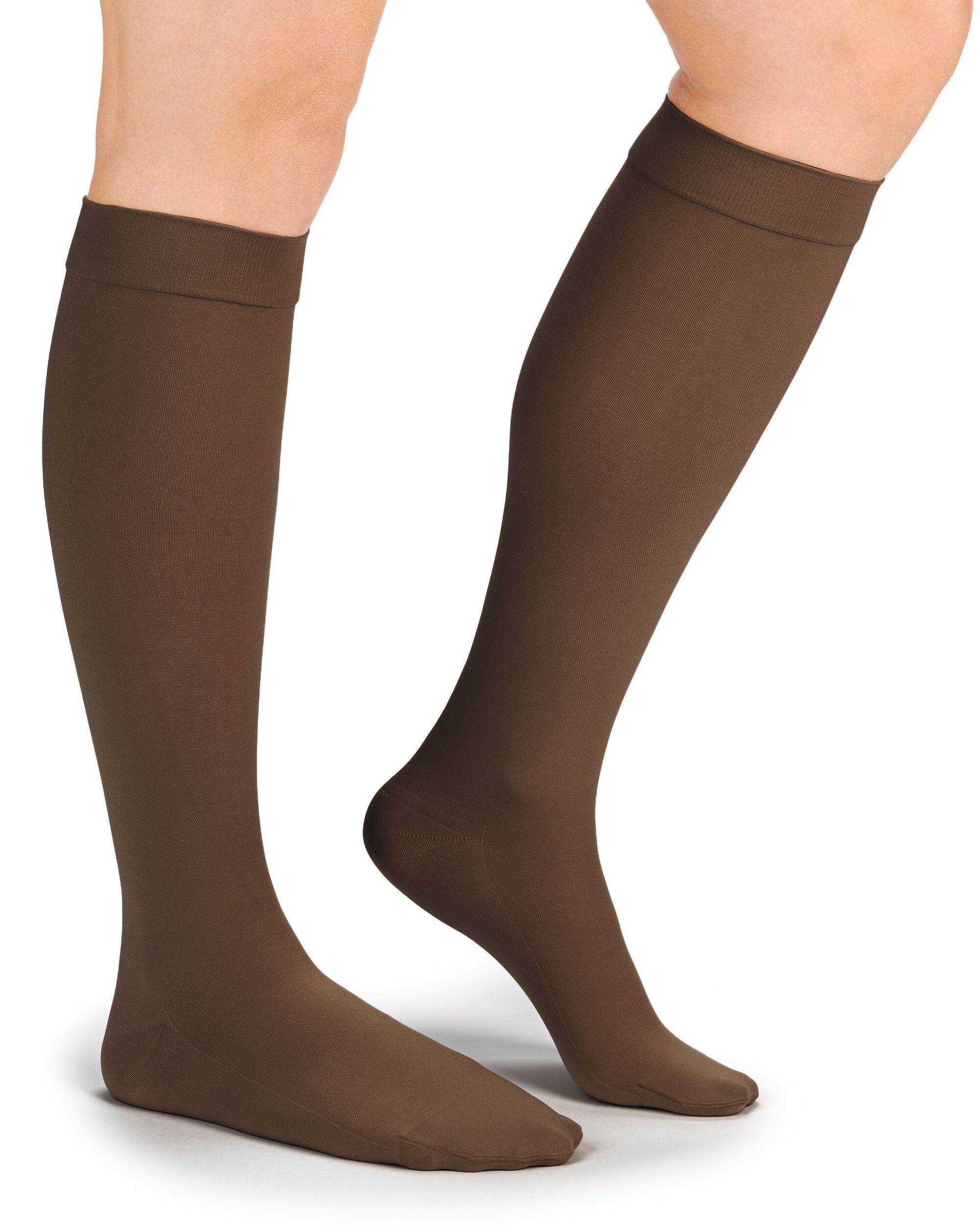 Braune Kompressions-Kniestrümpfe an Beinen. Die Strümpfe reichen bis unterhalb des Knies.