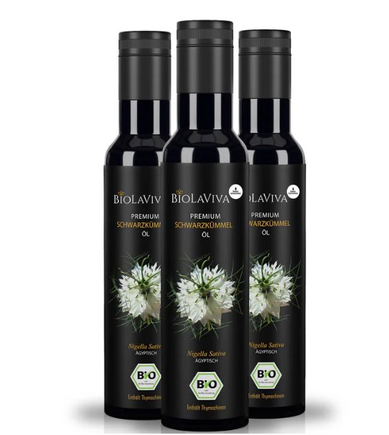 Drei Flaschen BIOLAVIVA Premium Schwarzkümmelöl. Schwarze Flaschen mit schwarzem Deckel. Etikett mit Produktname, Blüte und Bio-Siegel.
