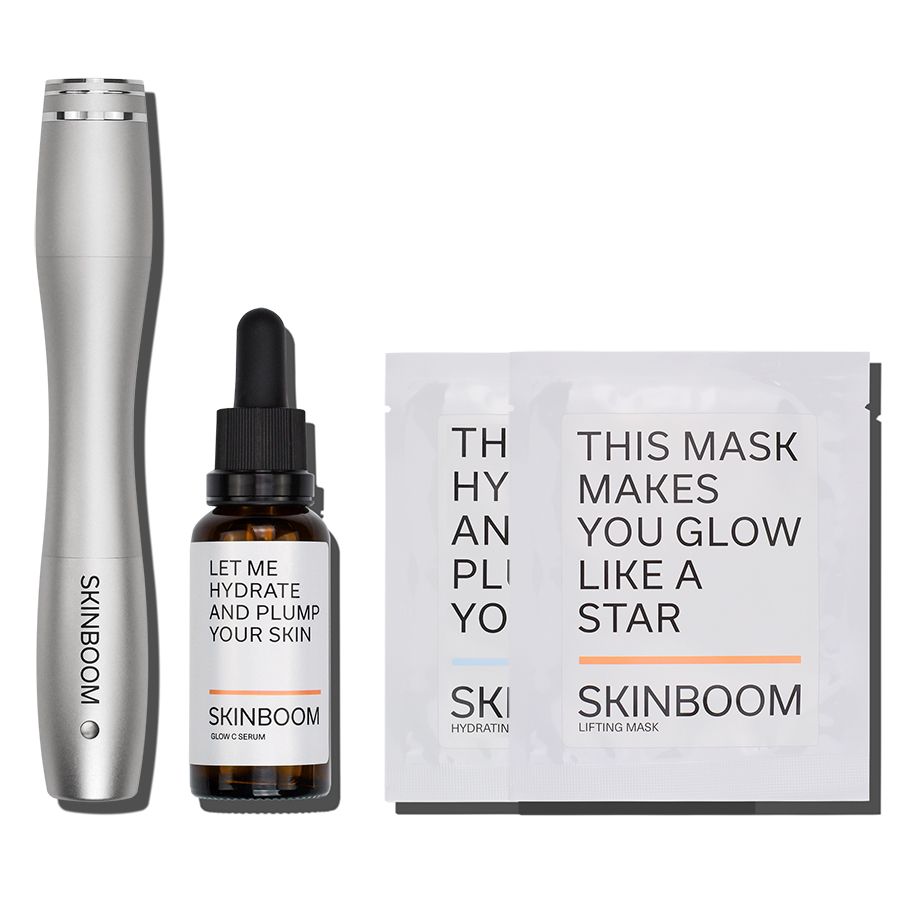 Silberfarbenes SKINBOOM-Gerät, Serumflasche und Maskenverpackung. Text: "Let me hydrate and plump your skin".