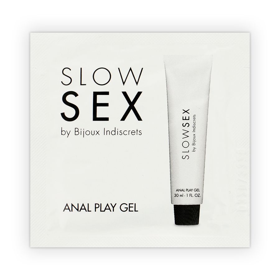 Weißes Gel in einer Tube. Aufschrift: SLOW SEX by Bijoux Indiscrets. Anal Play Gel. 30 ml.