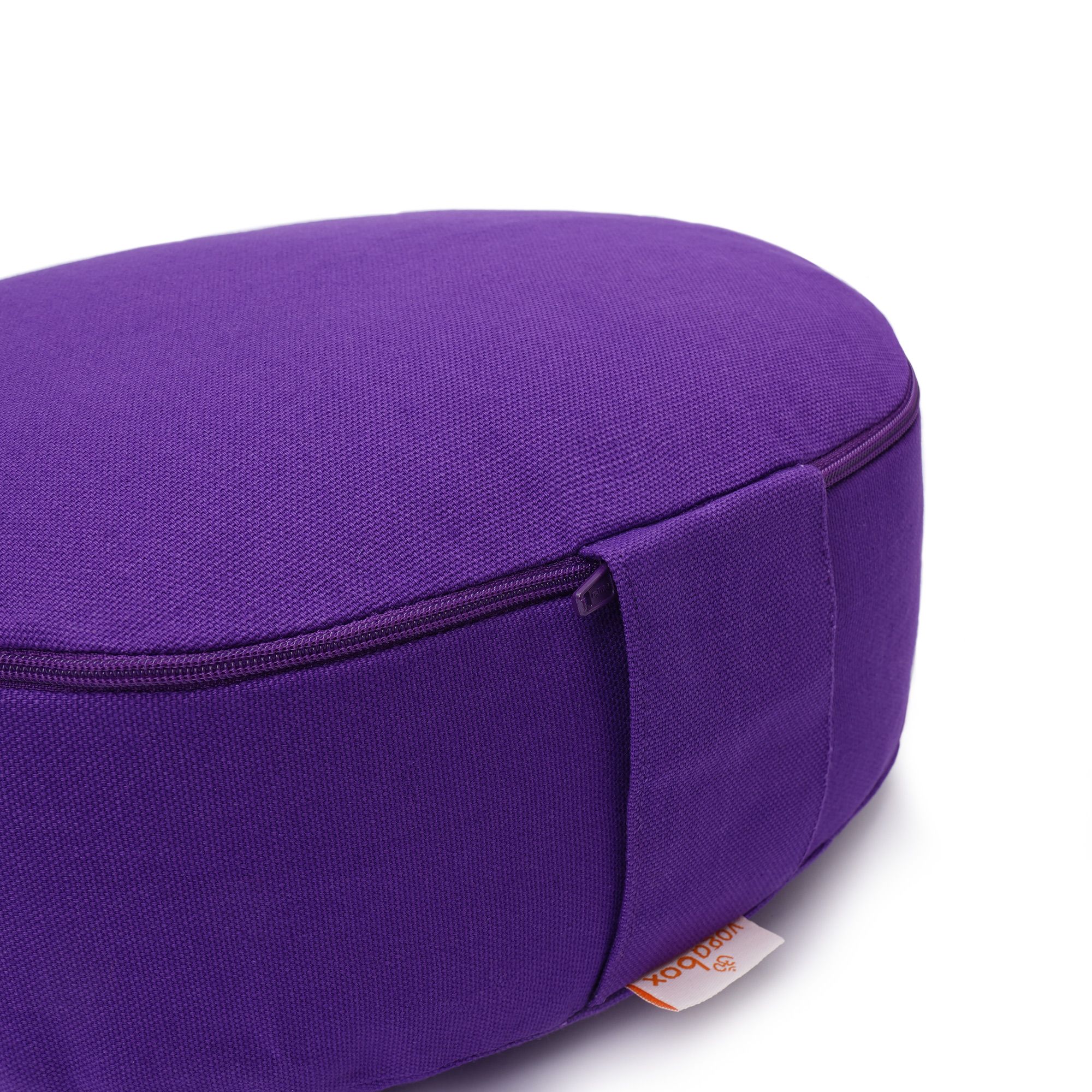 Detailansicht des lila Yogabox Yogilino Meditationskissens mit Reißverschluss und Label.
