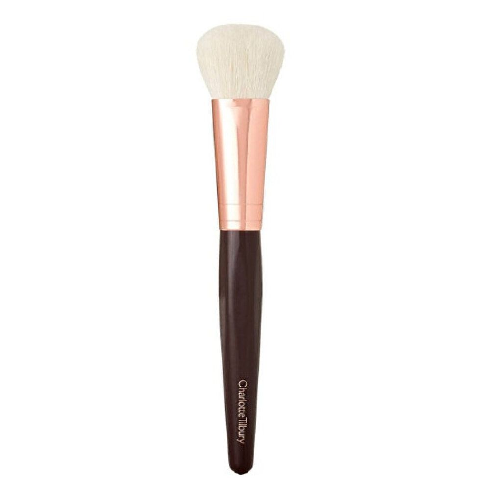 Runder Pinsel mit braunem Griff, goldfarbener Metallhülse und cremefarbenen Borsten. Mit Text 'Charlotte Tilbury'.