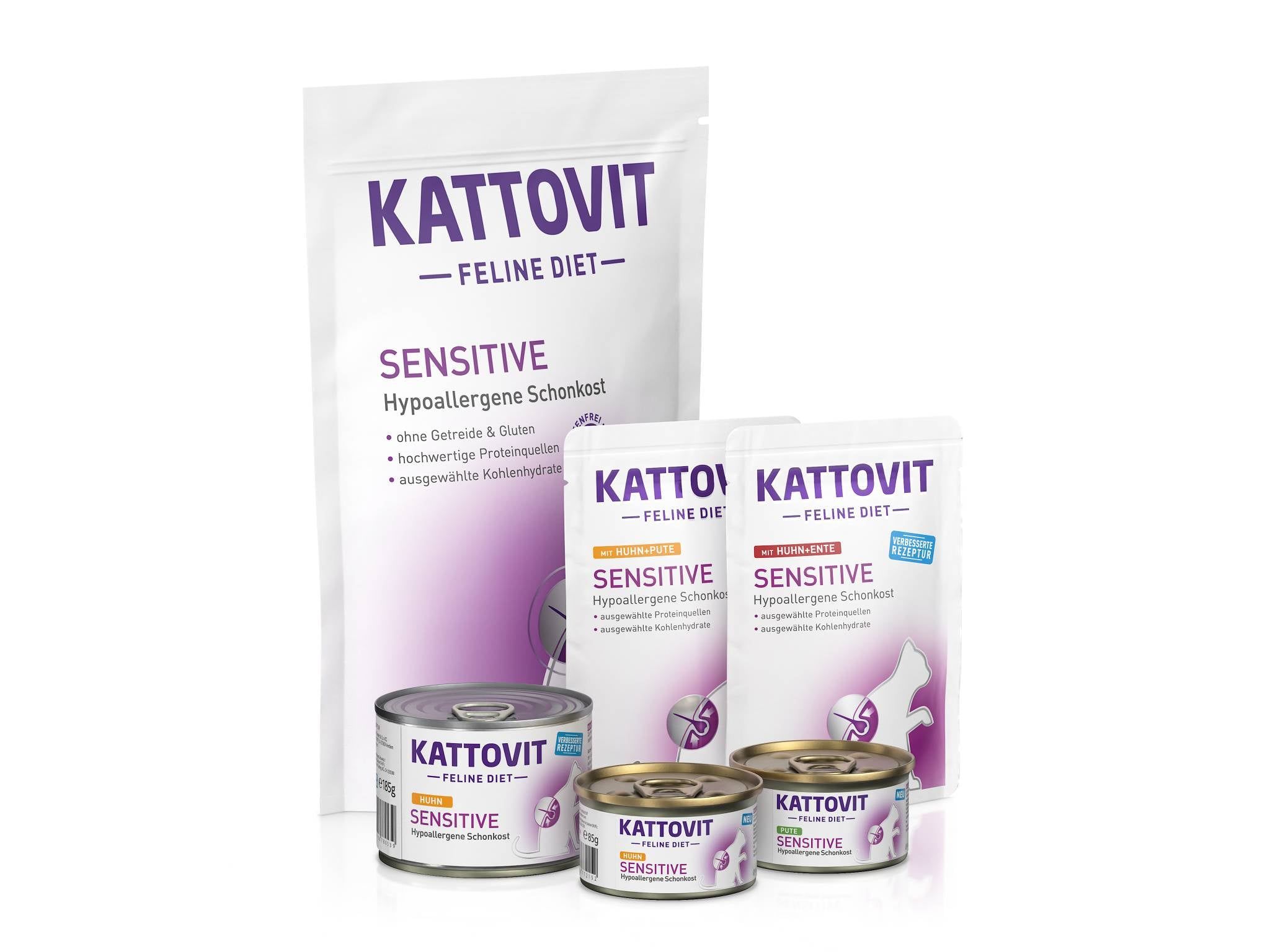 Mehrere Packungen KATTOVIT Sensitive Katzenfutter. Verschiedene Verpackungsgrößen: Beutel, Tüten und Dosen. Aufschrift: Sensitive, hypoallergen.