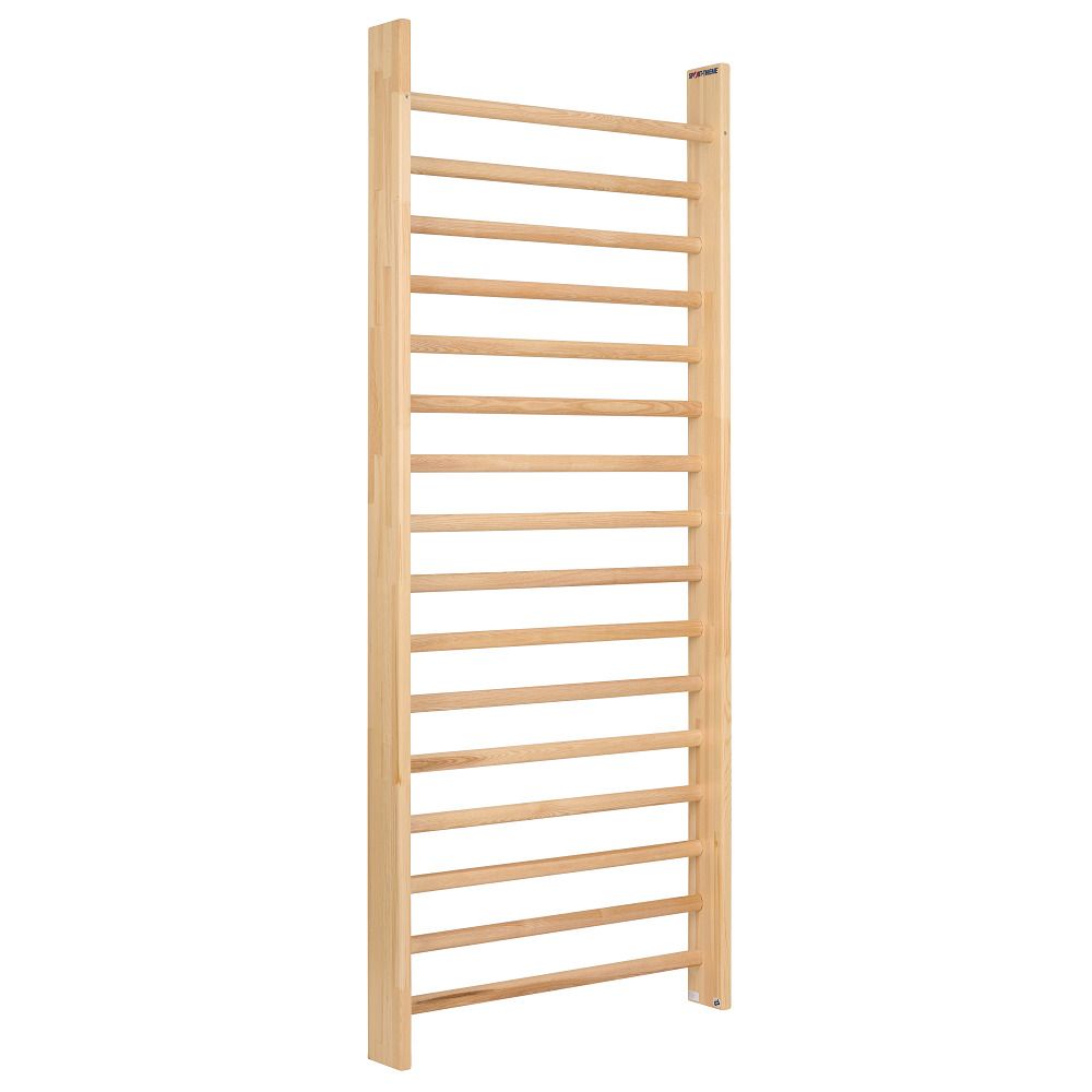 Sprossenwand aus Holz mit Sprossen. Vertikale Anordnung. Holzfarben.