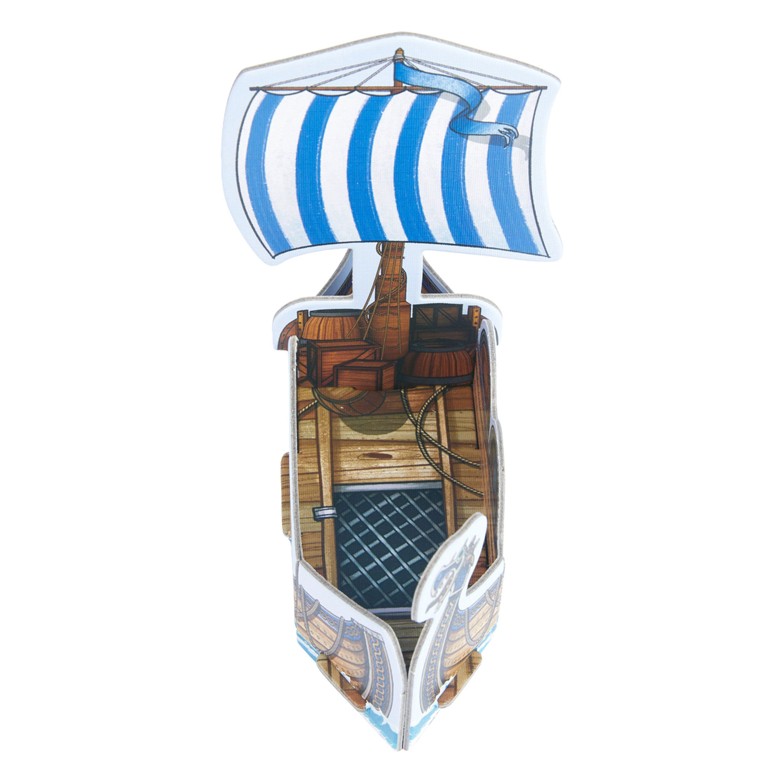 Aufrechtes Wikingerschiff mit blau-weißem Segel. Holzstruktur sichtbar. Weißer Hintergrund.