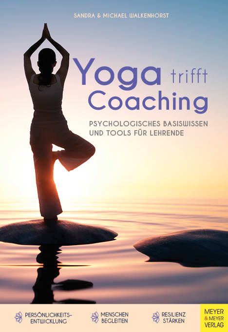 Buchcover mit Titel "Yoga trifft Coaching". Eine Person in Yoga-Pose auf Stein im Wasser. Autoren: Sandra & Michael Walkenhorst.